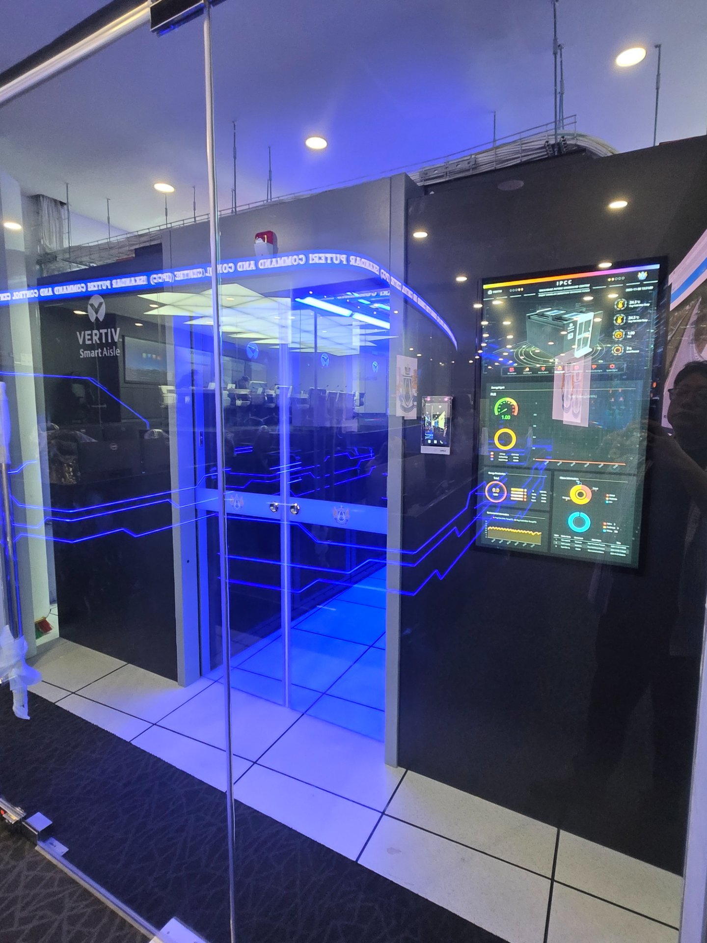 IPCC data centre — Vertiv SmartAisle aisle containment with live IPCC dashboard